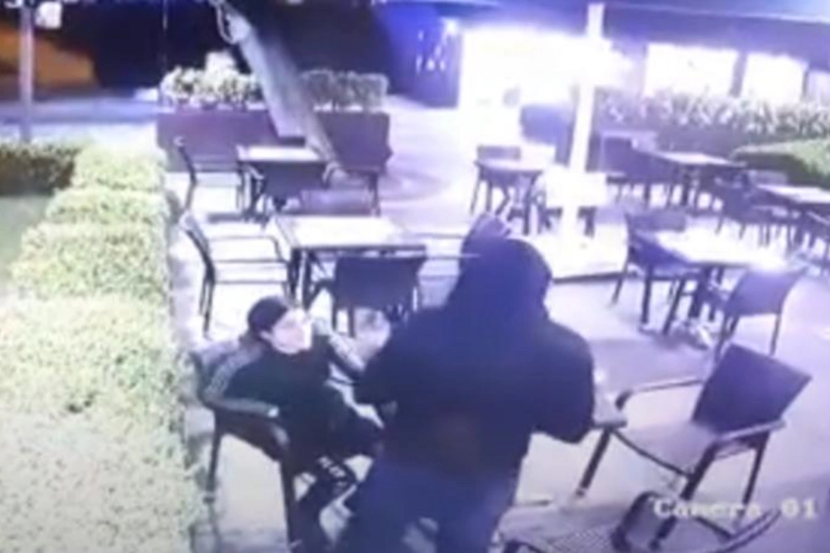 Azərbaycanlı kişi Türkiyədə parkda arvadını güllələdi — VİDEO