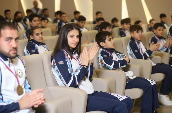 Gənclər və idman naziri Avropa çempionatında uğur qazanmış karateçilərlə görüşdü — FOTOLAR