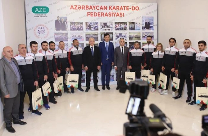 Gənclər və idman naziri Avropa çempionatında uğur qazanmış karateçilərlə görüşdü — FOTOLAR