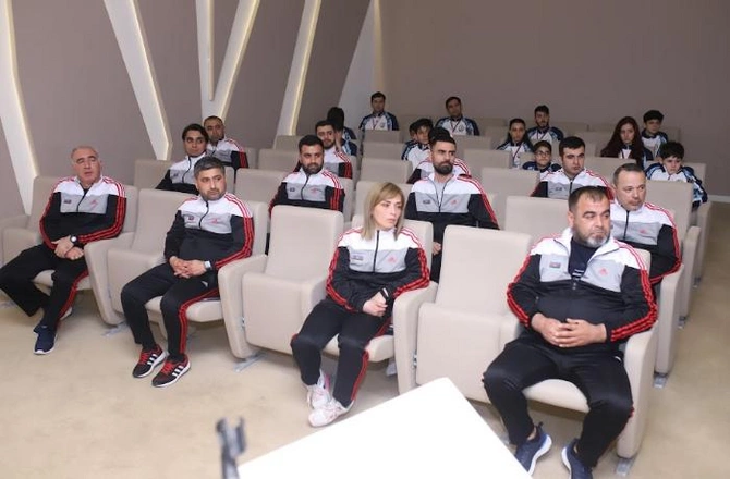 Gənclər və idman naziri Avropa çempionatında uğur qazanmış karateçilərlə görüşdü — FOTOLAR