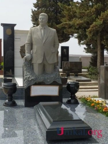 Mərhum nazirin başdaşı bir il sonra qoyuldu — FOTOLAR Mərhum nazirin başdaşı bir il sonra qoyuldu — FOTOLAR