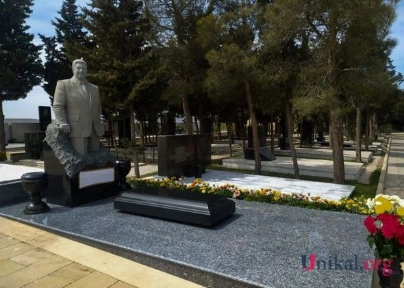 Mərhum nazirin başdaşı bir il sonra qoyuldu — FOTOLAR Mərhum nazirin başdaşı bir il sonra qoyuldu — FOTOLAR