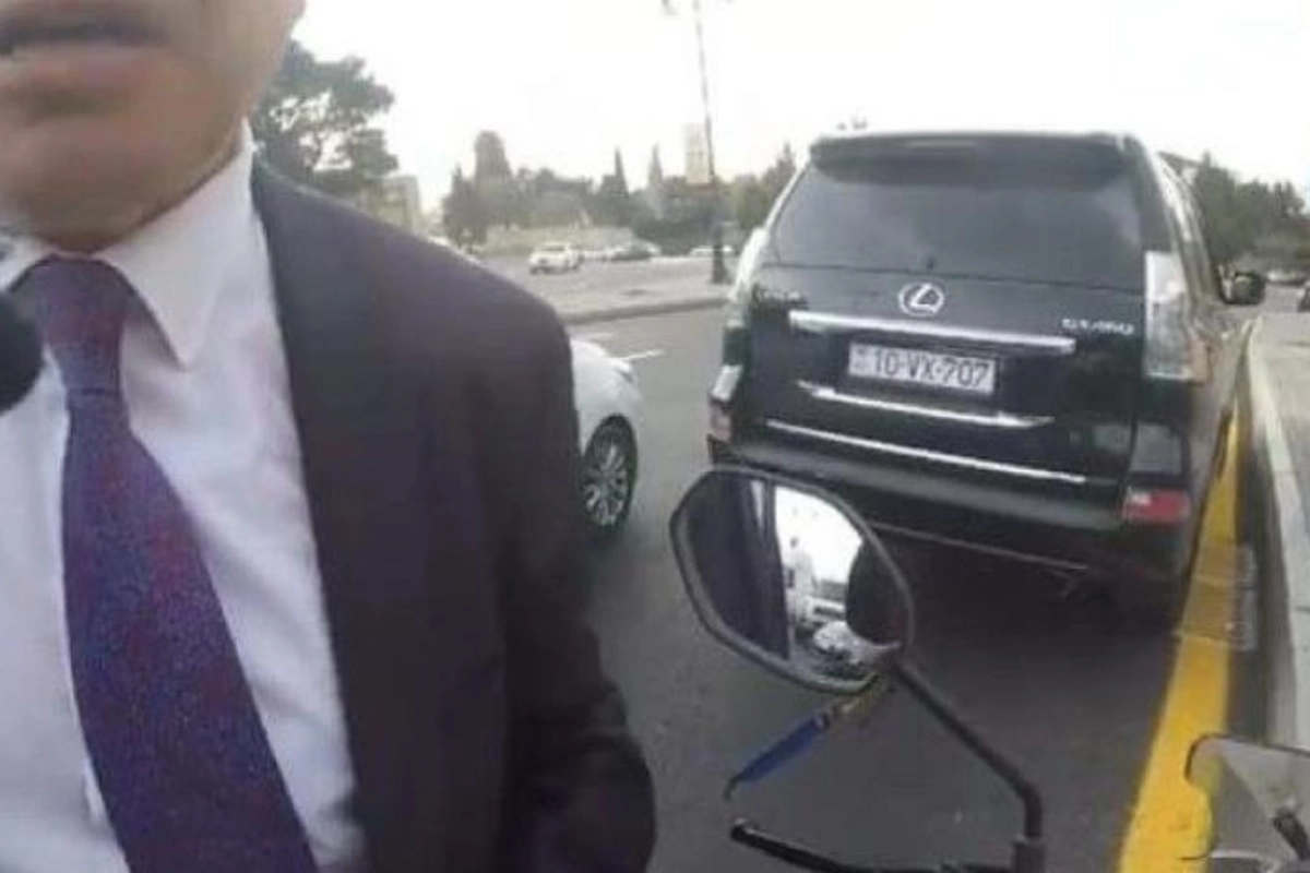 “Lexus” sahibi motosiklet sürücüsünü döydü — VİDEO