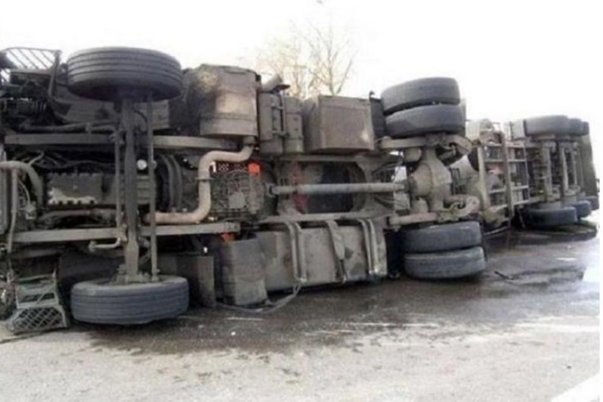 Kömək əvəzinə aşan maşındakı şokoladları oğurladılar — FOTOLAR