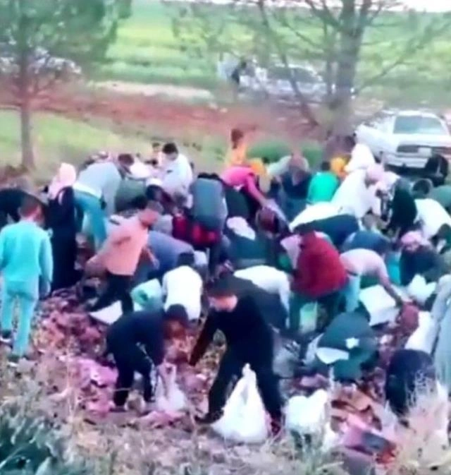 Kömək əvəzinə aşan maşındakı şokoladları oğurladılar — FOTOLAR