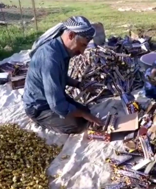 Kömək əvəzinə aşan maşındakı şokoladları oğurladılar — FOTOLAR