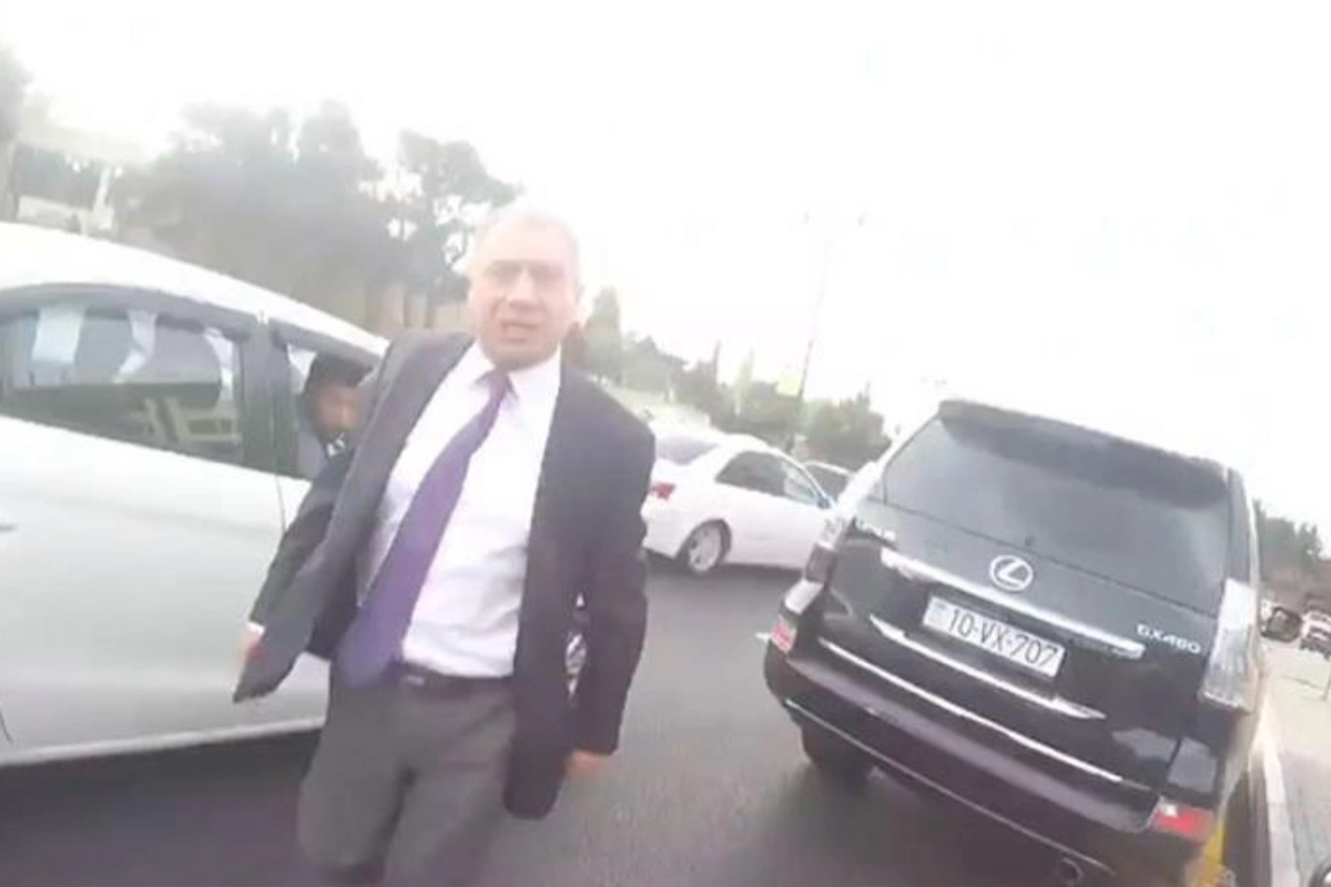 Motosikletçini döyən məmur bu vəzifədə işləyir