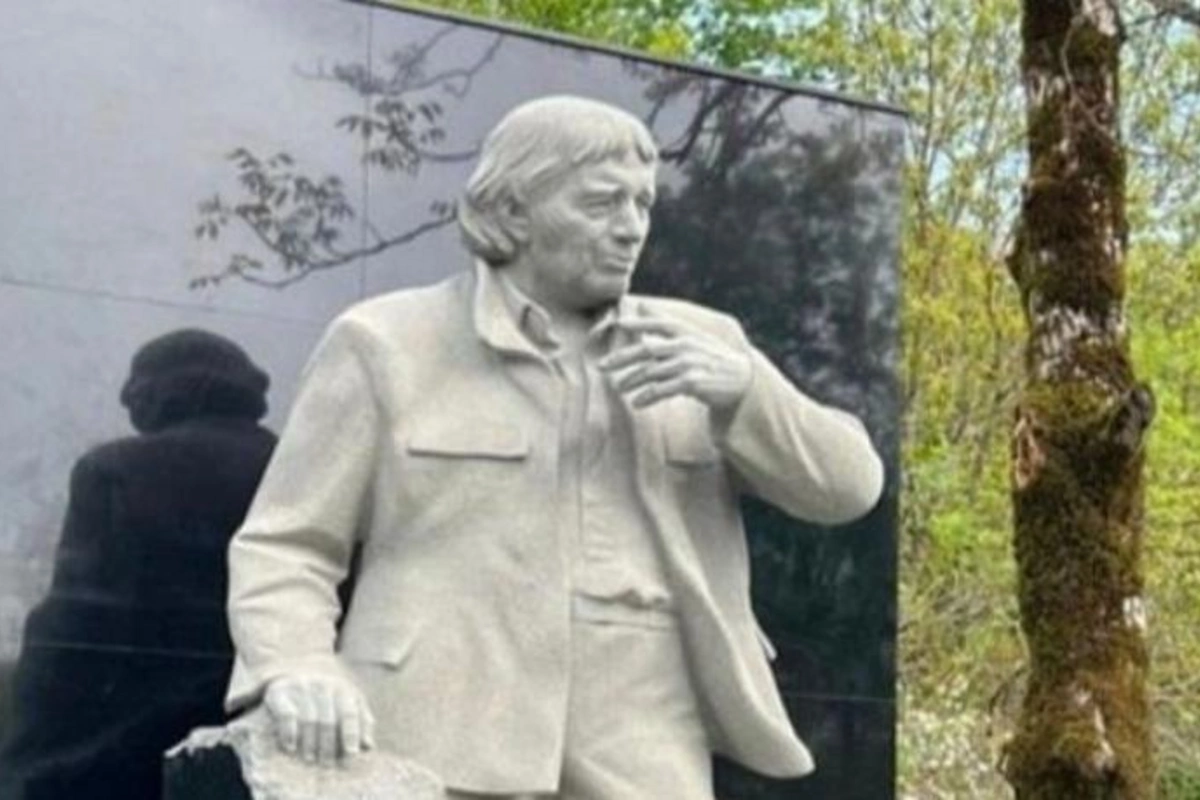 Xalq şairi Musa Yaqubun qəbirüstü abidəsi ucaldılıb — FOTO