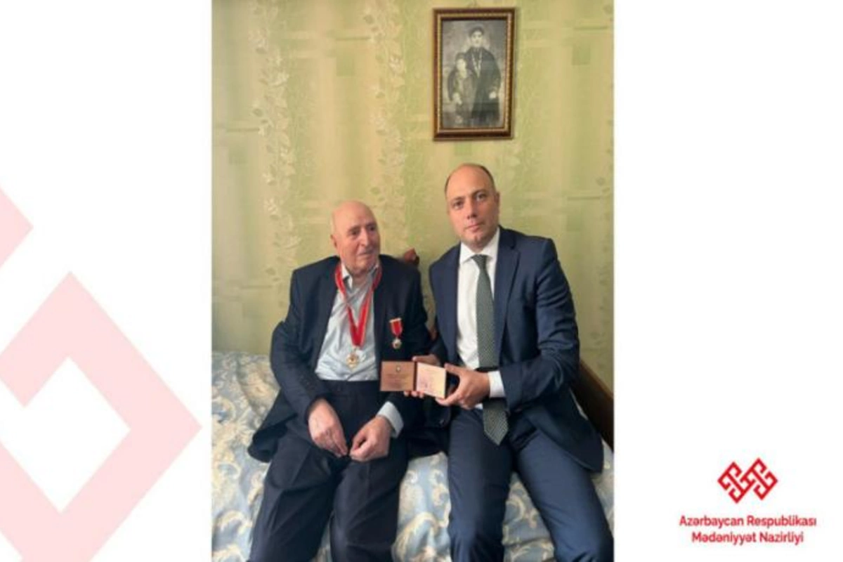 Nazir Vidadi Babanlıya evində “Şərəf” ordenini təqdim etdi