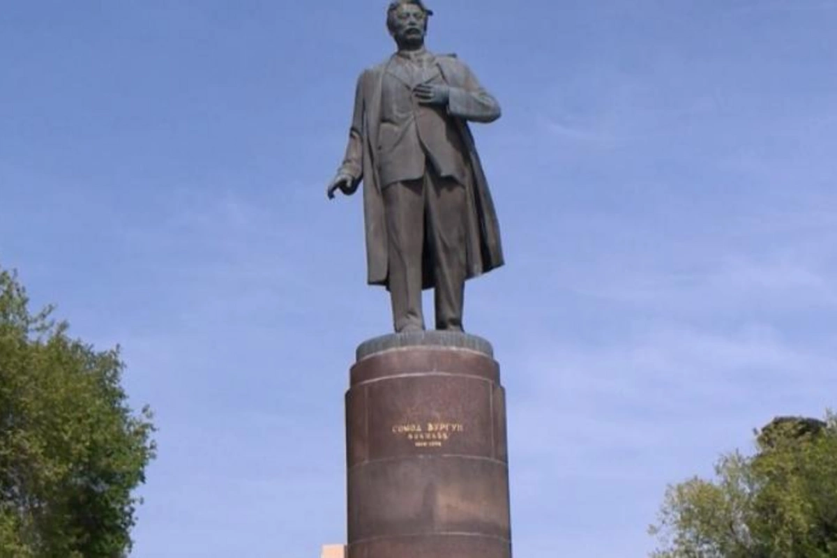 Tariximizdən kirilcə xəbər verən heykəllər... — FOTOLAR