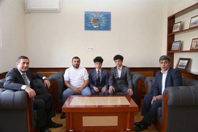 Deputat Mahir Abbaszadə Avropa çempionatının mükafatçıları ilə görüşdü — FOTOLAR Deputat Mahir Abbaszadə Avropa çempionatının mükafatçıları ilə görüşdü — FOTOLAR