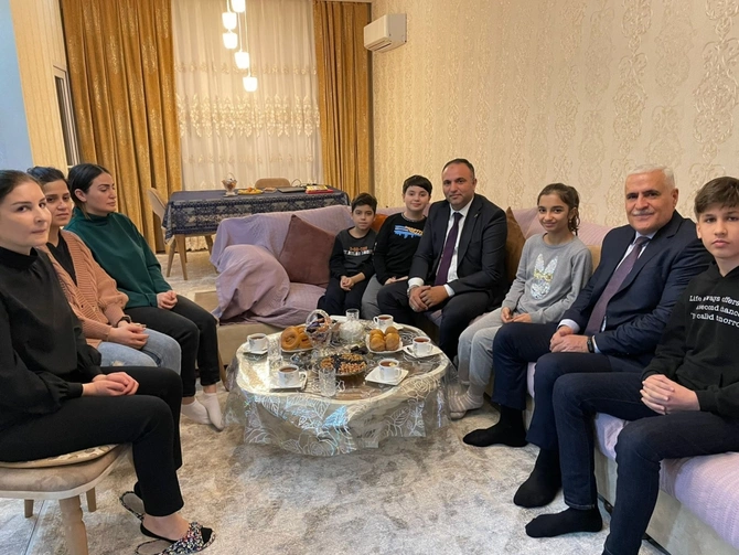 Xətaidə Aprel döyüşləri şəhidlərinin ailələri ziyarət olundu — FOTOLAR Xətaidə Aprel döyüşləri şəhidlərinin ailələri ziyarət olundu — FOTOLAR