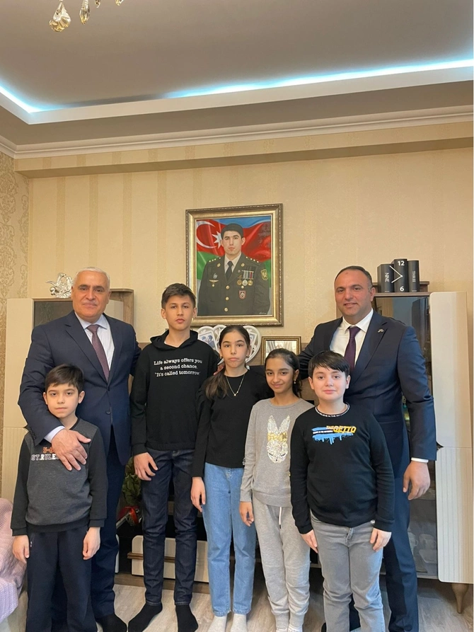 Xətaidə Aprel döyüşləri şəhidlərinin ailələri ziyarət olundu — FOTOLAR Xətaidə Aprel döyüşləri şəhidlərinin ailələri ziyarət olundu — FOTOLAR