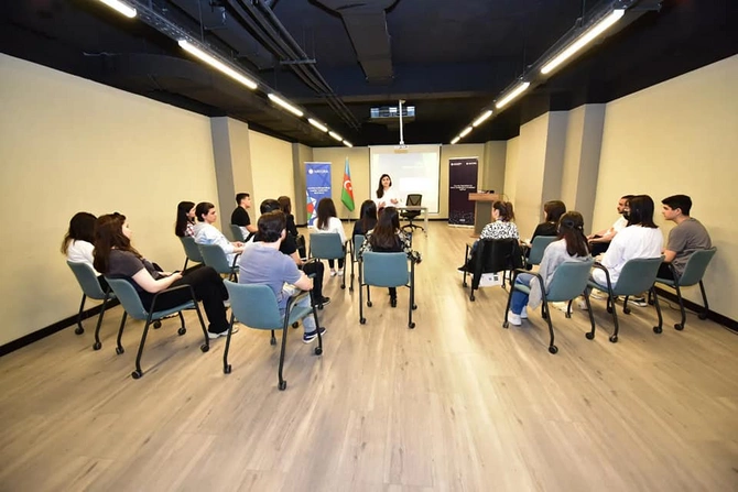 Gənclər üçün PR və kommunikasiya bacarıqları mövzusunda təlim keçirildi — FOTOLAR