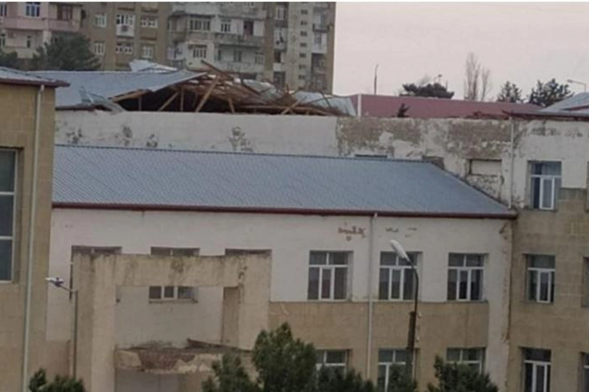 Güclü külək Bakıda məktəbin dam örtüyünü zədələdi