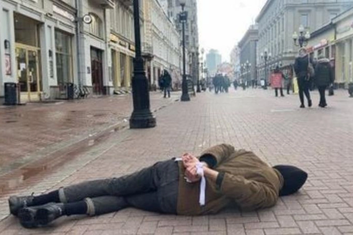 Moskvada əlləri bağlı naməlum şəxs uzanaraq təkbaşına aksiya keçirdi — FOTOLAR