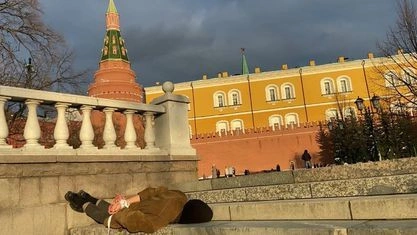 Moskvada əlləri bağlı naməlum şəxs uzanaraq təkbaşına aksiya keçirdi — FOTOLAR