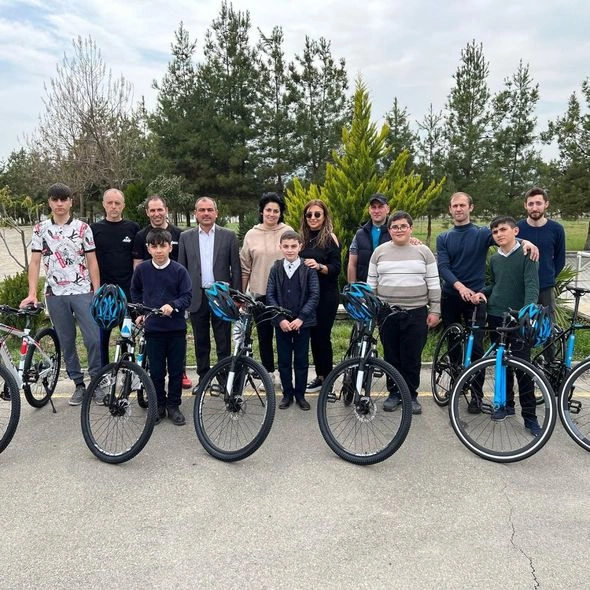 Mədət Quliyev idman kompleksinə altı velosiped hədiyyə etdi — FOTOLAR Mədət Quliyev idman kompleksinə altı velosiped hədiyyə etdi — FOTOLAR