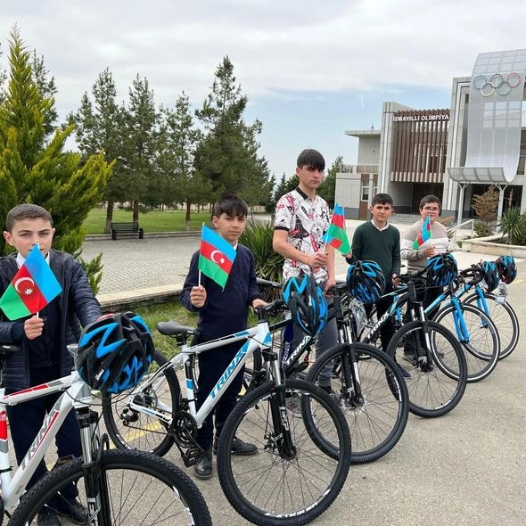 Mədət Quliyev idman kompleksinə altı velosiped hədiyyə etdi — FOTOLAR Mədət Quliyev idman kompleksinə altı velosiped hədiyyə etdi — FOTOLAR
