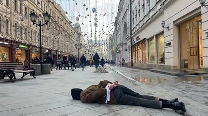 Moskvada əlləri bağlı naməlum şəxs uzanaraq təkbaşına aksiya keçirdi — FOTOLAR