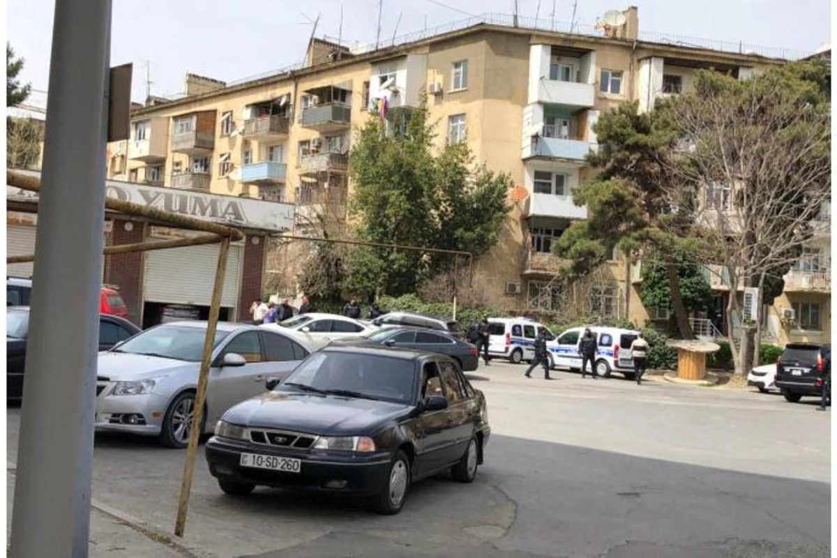 Bakıda kişi küçənin ortasında əvvəlcə arvadını, sonra özünü öldürdü — YENİLƏNİB