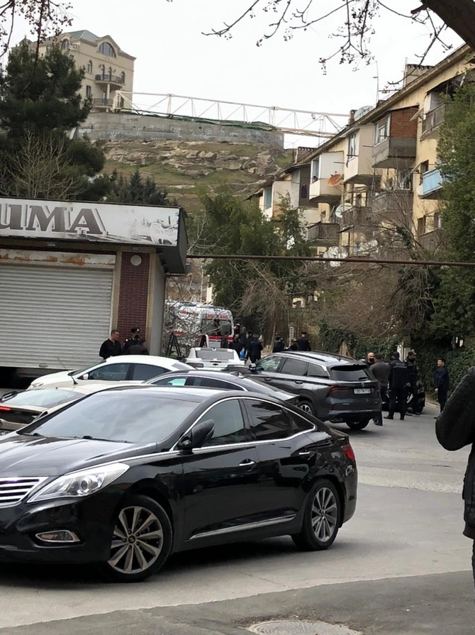Bakıda kişi küçənin ortasında əvvəlcə arvadını, sonra özünü öldürdü — YENİLƏNİB