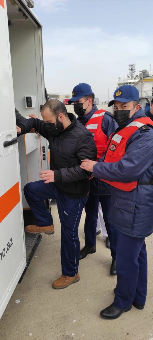 Səhhətində problem yaranan gəmi kapitanının köməkçisi dənizdən təxliyə edildi — FOTOLAR Səhhətində problem yaranan gəmi kapitanının köməkçisi dənizdən təxliyə edildi — FOTOLAR