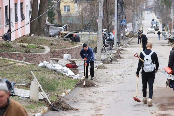 Ukraynanın İrpen şəhəri dağıntılardan təmizlənir — FOTOLAR