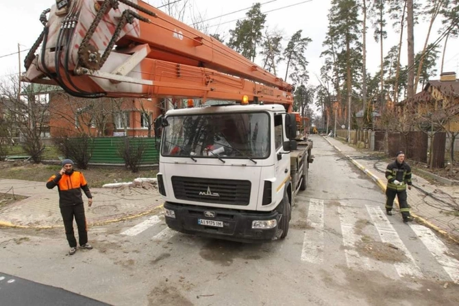 Ukraynanın İrpen şəhəri dağıntılardan təmizlənir — FOTOLAR