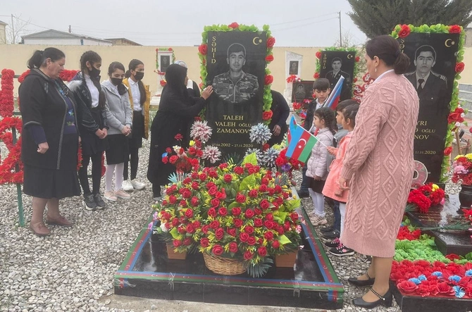 Salyanda Vətən Müharibəsi şəhidinin məzarı ziyarət olundu — FOTOLAR Salyanda Vətən Müharibəsi şəhidinin məzarı ziyarət olundu — FOTOLAR