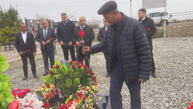 Salyanda Vətən Müharibəsi şəhidinin məzarı ziyarət olundu — FOTOLAR Salyanda Vətən Müharibəsi şəhidinin məzarı ziyarət olundu — FOTOLAR