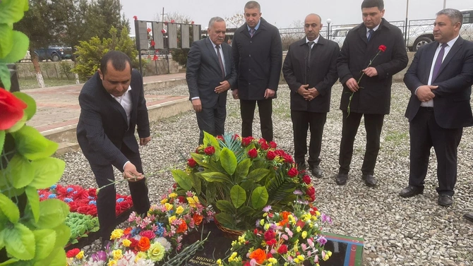 Salyanda Vətən Müharibəsi şəhidinin məzarı ziyarət olundu — FOTOLAR Salyanda Vətən Müharibəsi şəhidinin məzarı ziyarət olundu — FOTOLAR