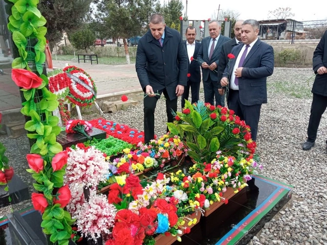 Salyanda Vətən Müharibəsi şəhidinin məzarı ziyarət olundu — FOTOLAR Salyanda Vətən Müharibəsi şəhidinin məzarı ziyarət olundu — FOTOLAR
