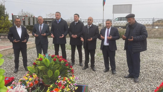 Salyanda Vətən Müharibəsi şəhidinin məzarı ziyarət olundu — FOTOLAR Salyanda Vətən Müharibəsi şəhidinin məzarı ziyarət olundu — FOTOLAR