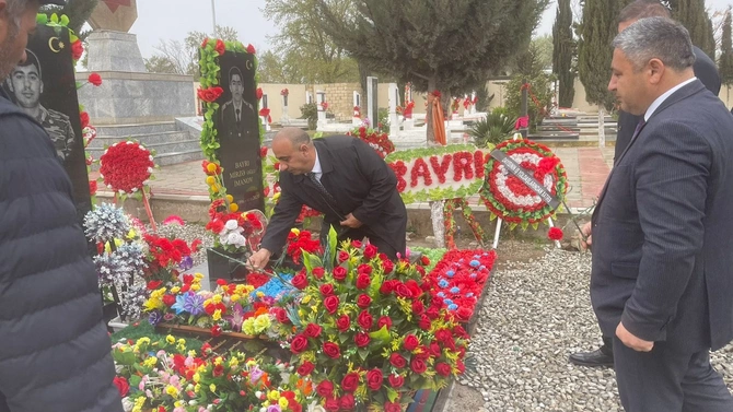 Salyanda Vətən Müharibəsi şəhidinin məzarı ziyarət olundu — FOTOLAR Salyanda Vətən Müharibəsi şəhidinin məzarı ziyarət olundu — FOTOLAR