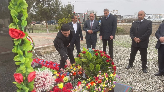Salyanda Vətən Müharibəsi şəhidinin məzarı ziyarət olundu — FOTOLAR Salyanda Vətən Müharibəsi şəhidinin məzarı ziyarət olundu — FOTOLAR