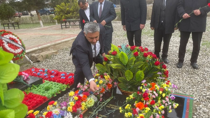 Salyanda Vətən Müharibəsi şəhidinin məzarı ziyarət olundu — FOTOLAR Salyanda Vətən Müharibəsi şəhidinin məzarı ziyarət olundu — FOTOLAR