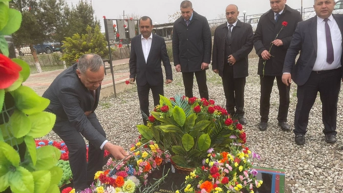 Salyanda Vətən Müharibəsi şəhidinin məzarı ziyarət olundu — FOTOLAR Salyanda Vətən Müharibəsi şəhidinin məzarı ziyarət olundu — FOTOLAR