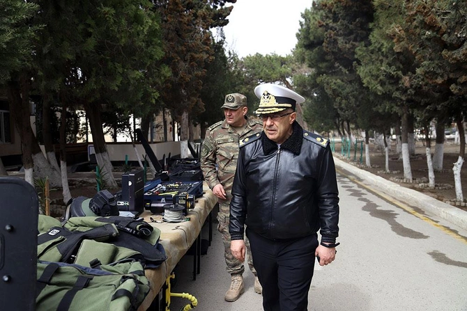 Kontr-admiral “Efes-2022” təlimində iştirak edəcək heyətin hazırlığını yoxladı — FOTOLAR