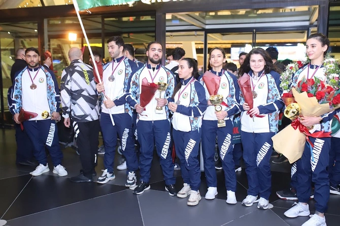 Avropa çempionatında uğurlu nəticə qazanan karateçilərimiz Vətənə qayıtdı — FOTOLAR