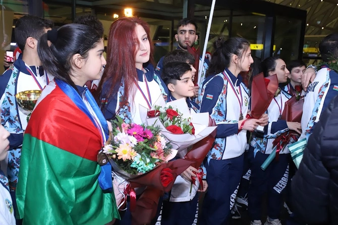 Avropa çempionatında uğurlu nəticə qazanan karateçilərimiz Vətənə qayıtdı — FOTOLAR