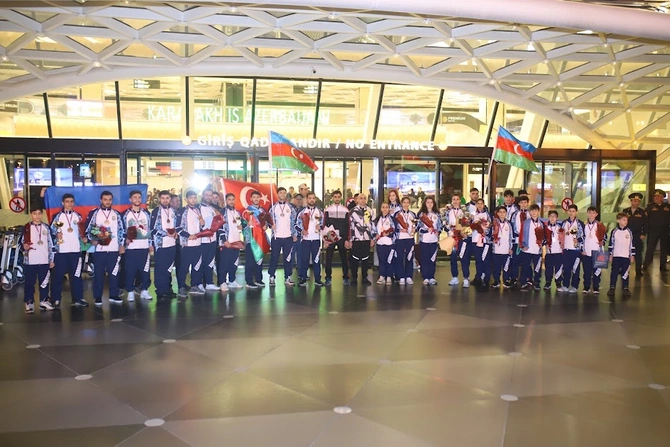 Avropa çempionatında uğurlu nəticə qazanan karateçilərimiz Vətənə qayıtdı — FOTOLAR