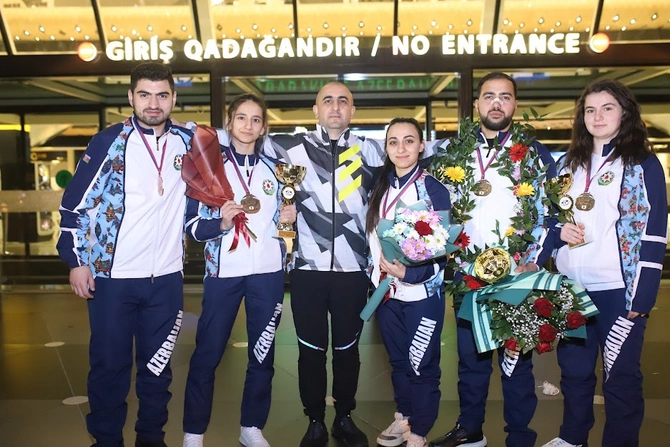 Avropa çempionatında uğurlu nəticə qazanan karateçilərimiz Vətənə qayıtdı — FOTOLAR