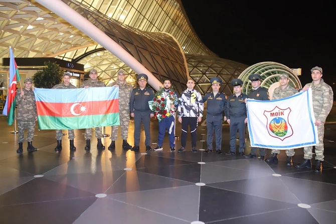 Avropa çempionatında uğurlu nəticə qazanan karateçilərimiz Vətənə qayıtdı — FOTOLAR