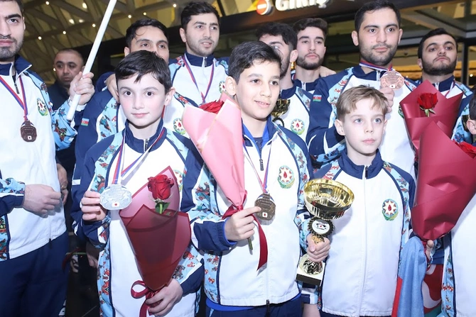 Avropa çempionatında uğurlu nəticə qazanan karateçilərimiz Vətənə qayıtdı — FOTOLAR