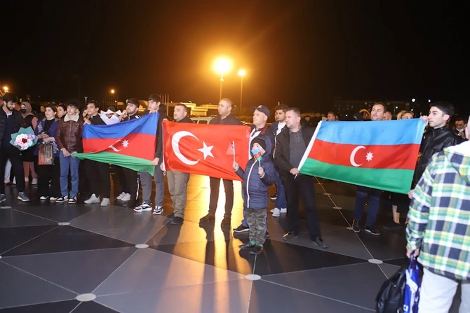 Avropa çempionatında uğurlu nəticə qazanan karateçilərimiz Vətənə qayıtdı — FOTOLAR