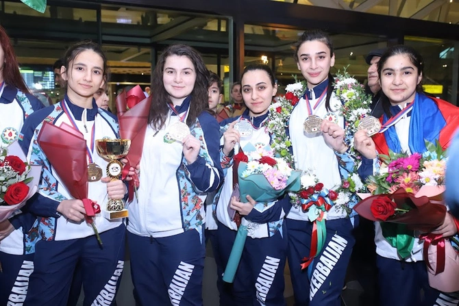 Avropa çempionatında uğurlu nəticə qazanan karateçilərimiz Vətənə qayıtdı — FOTOLAR