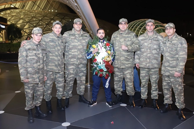 Avropa çempionatında uğurlu nəticə qazanan karateçilərimiz Vətənə qayıtdı — FOTOLAR