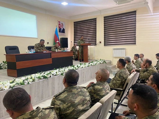 Laçında döyüşə hazırolma vəziyyətinin yüksək səviyyədə saxlanılması müzakirə olundu — FOTO Laçında döyüşə hazırolma vəziyyətinin yüksək səviyyədə saxlanılması müzakirə olundu — FOTO