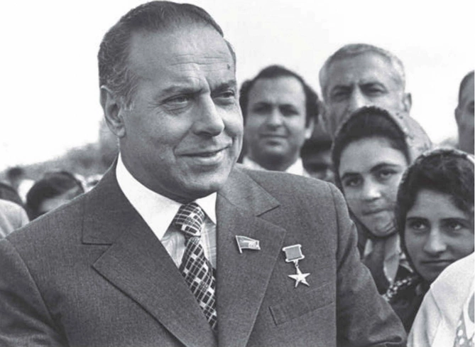 Şuşada milli bayrağımızın qürurla dalğalanması Heydər Əliyev siyasətinin təntənəsidir Şuşada milli bayrağımızın qürurla dalğalanması Heydər Əliyev siyasətinin təntənəsidir